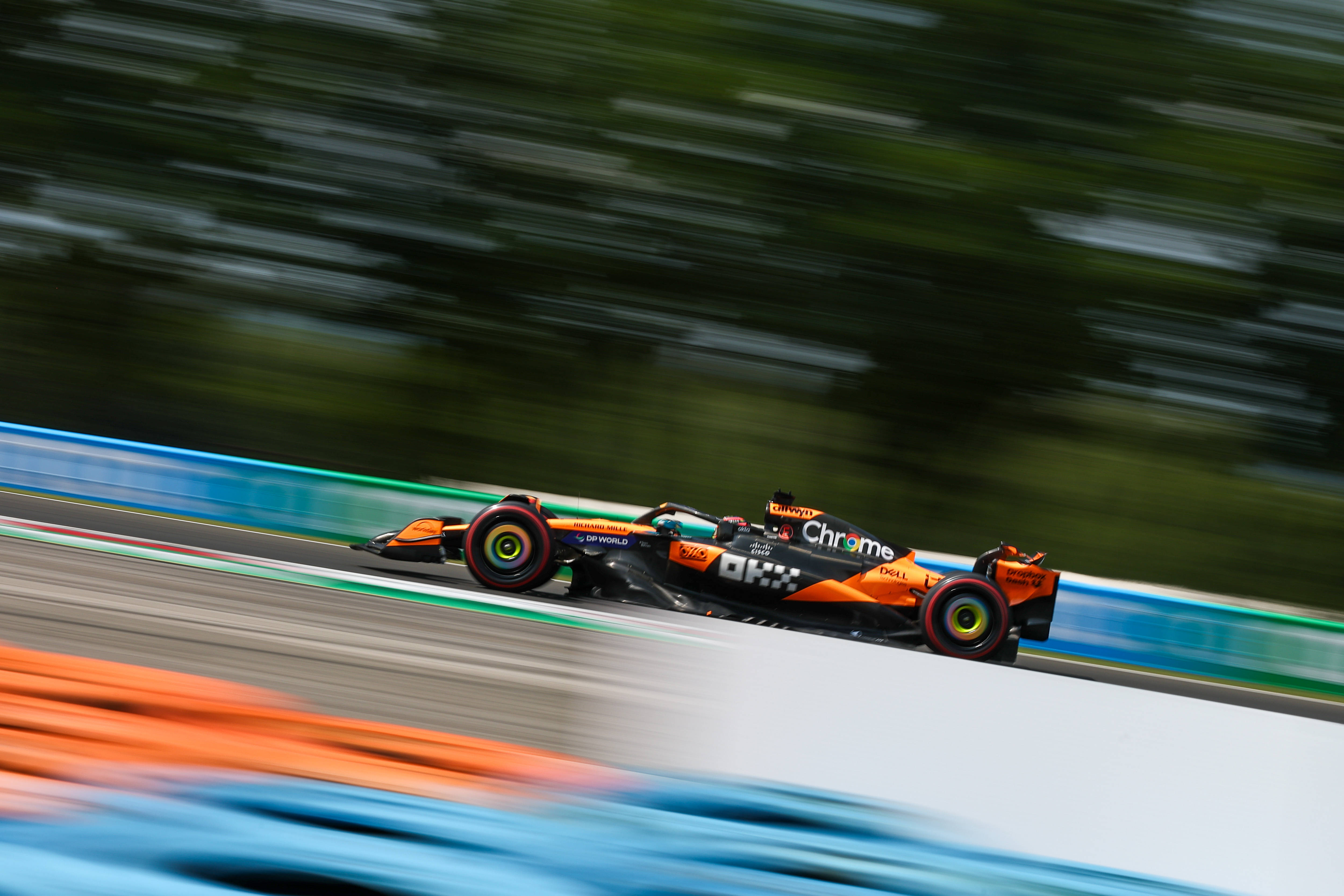 包含迈凯伦轻取红牛车队，勒克莱尔统治全场的词条