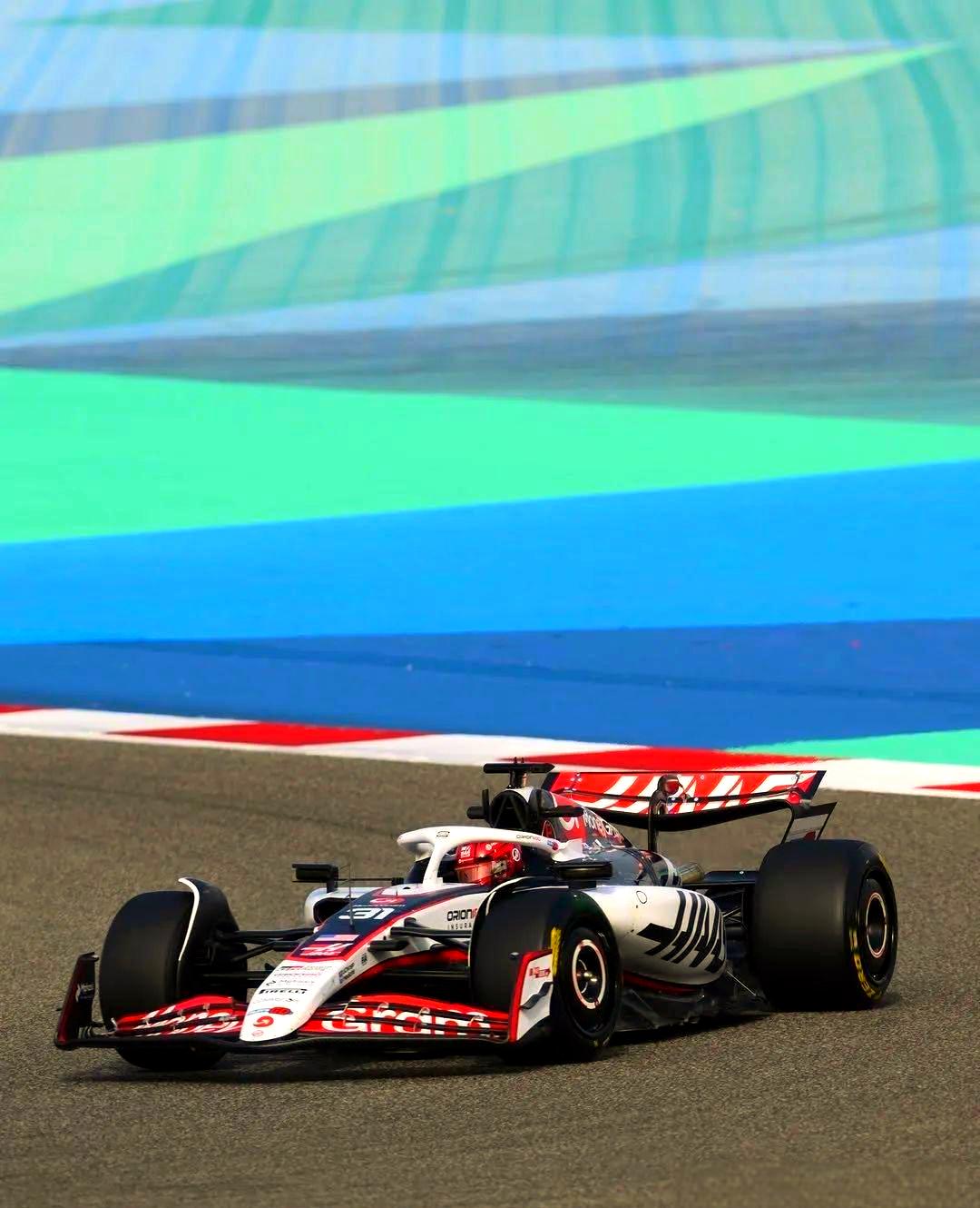 哈斯车队横扫梅赛德斯，皮亚斯特里高光表现